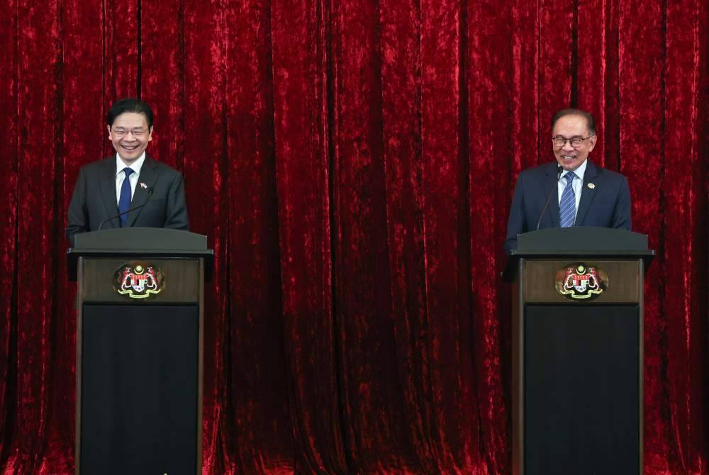 Anwar (kanan) dan rakan sejawatannya dari Singapura, Lawrence Wong mengadakan sidang media bersama sempena lawatan kerja dua hari Perdana Menteri Singapura itu ke Malaysia. Foto Bernama
PUTRAJAYA, June 12 -- Prime Minister Datuk Seri Anwar Ibrahim (right) with his counterpart from Singapore Lawrence Wong hold a joint media conference in conjunction with visiting Singapore prime minister’s two-day working visit to Malaysia.
--fotoBERNAMA (2024) COPYRIGHT RESERVED