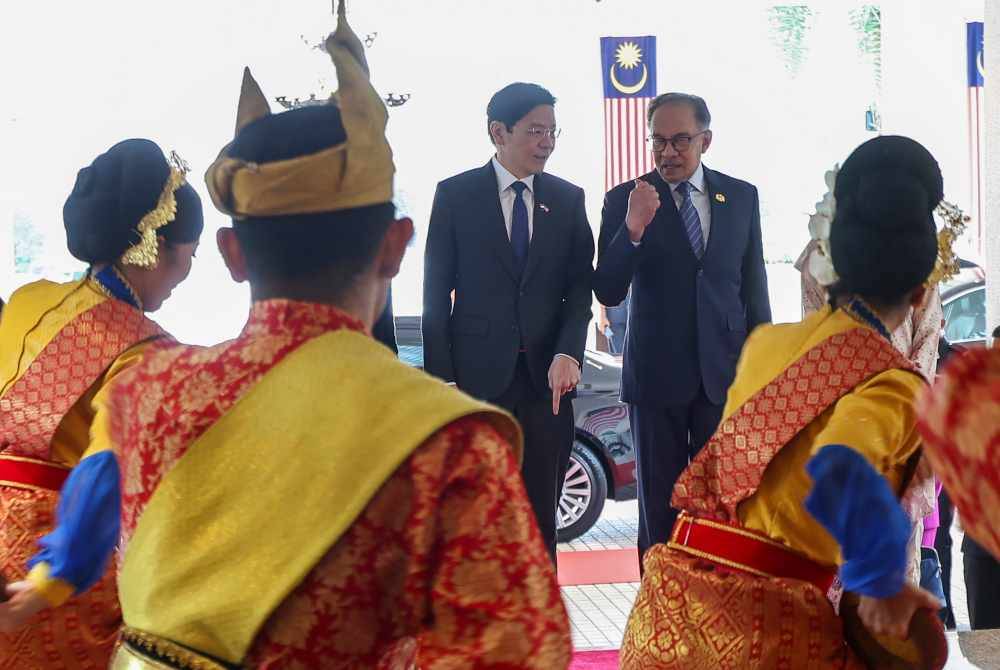 Anwar (kanan) bersama rakan sejawatannya dari Singapura Lawrence Wong menikmati alunan gerak tari tradisional para penari pada persembahan kebudayaan Melayu di Seri Perdana hari ini sempena lawatan kerja dua hari Perdana Menteri Singapura itu ke Malaysia. Foto Bernama