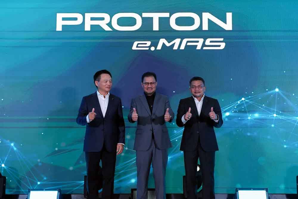 Pengerusi Proton, Tan Sri Syed Faisal Albar (tengah), Ketua Pegawai Eksekutif Proton, Dr Li Chunrong (kiri) dan Ketua Pegawai Eksekutif Proton Edar, Roslan Abdullah (kanan) selepas melancarkan nama dan logo jenama EV baharu Proton, e.MAS di Pusat Kecemerlangan Proton di sini pada Rabu. Foto Bernama