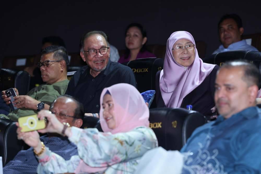 Anwar (tengah) bersama Dr Wan Azizah (kanan) meluangkan masa menonton Tayangan Khas Filem Sheriff : Narko Integriti di di Pawagam GSC pada Rabu. Turut kelihatan, Saifuddin Nasution (kiri). Foto Bernama