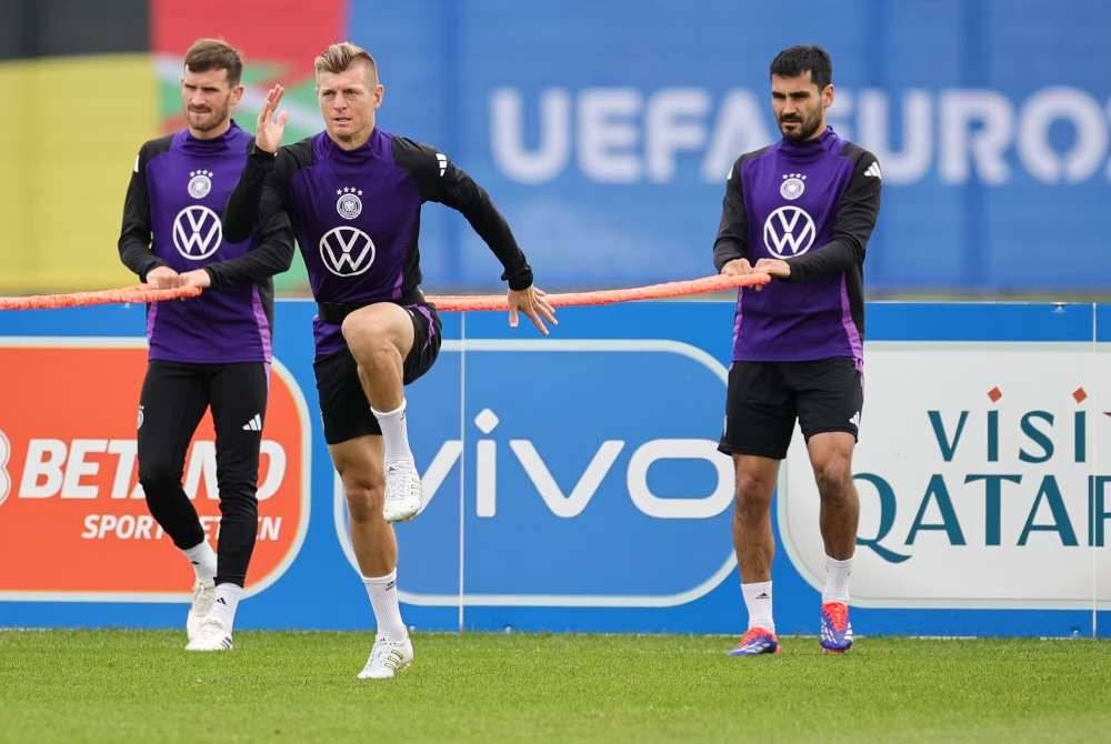 Kroos (tengah) menjalani latihan bersama skuad Jerman di kem latihan pasukan tersebut di Herzogenaurach.