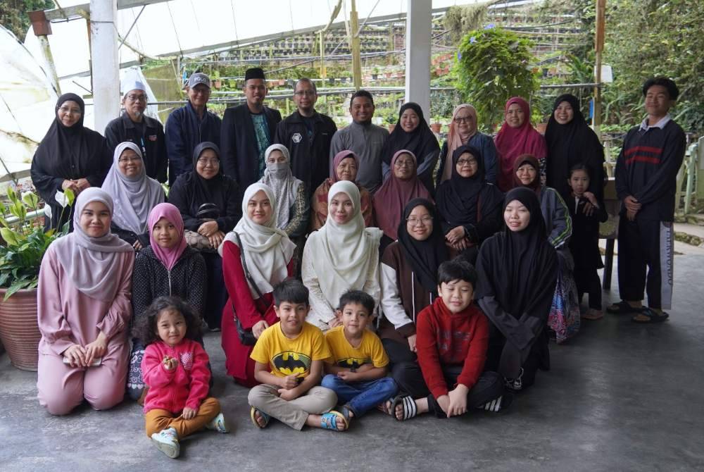 Peserta program Tafakur Alam: Refleksi Alam, Refleksi Iman bergambar di Laman Kak Engku @ Royal Berry Strawberry Farm, Cafe & Restaurant di Cameron Highlands.