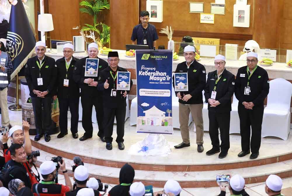 Mohd Naim (tengah) ketika melancarkan program Kebersihan Masyair di Hotel Land Premium semalam.