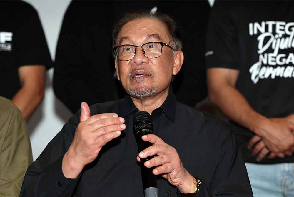 Anwar ketika menyampaikan ucapan tahniah ke atas filem Sheriff selepas selesai menonton Tayangan Khas Filem Sheriff: Narko Integriti di pawagam GSC semalam. - Foto: Bernama