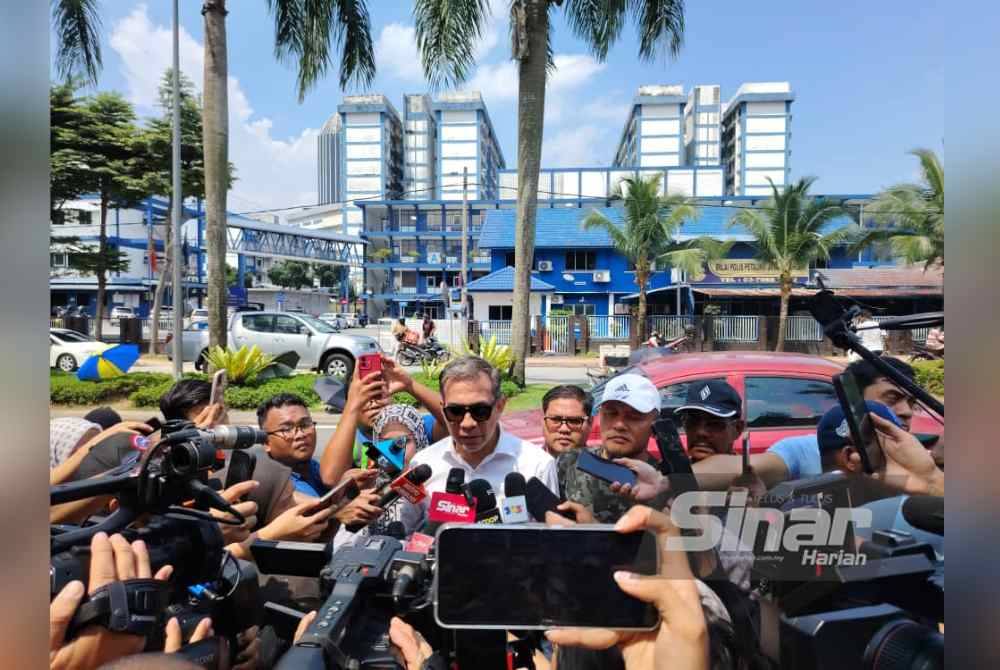 Fahmi (kiri) dan Zahari ketika mengadangkan sidang akhbar di pekarangan luar pintu masuk IPD Petaling Jaya pada Khamis.