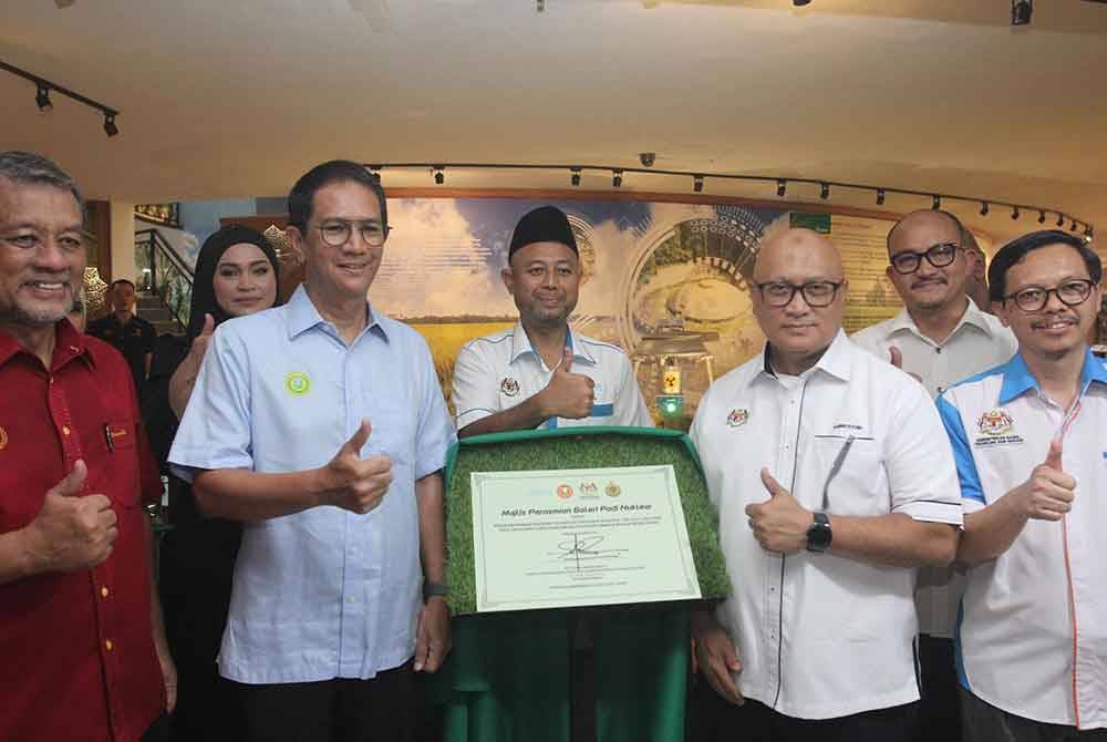 Tengku Sarafudin(dua dari kiri) bersama Dzowahir (kiri) dan Aminuddin (dua dari kanan) selepas perasmian Galeri Padi Nuklear di Muzium Padi.