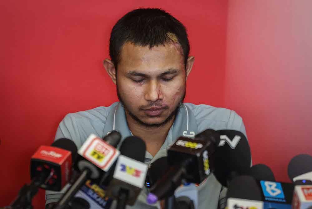 Faisal Halim membuat kemunculan kali pertama pada sidang media khas di Pusat Latihan Selangor FC hari ini, selepas menjadi mangsa simbahan asid pada 5 Mei lalu. Foto Bernama