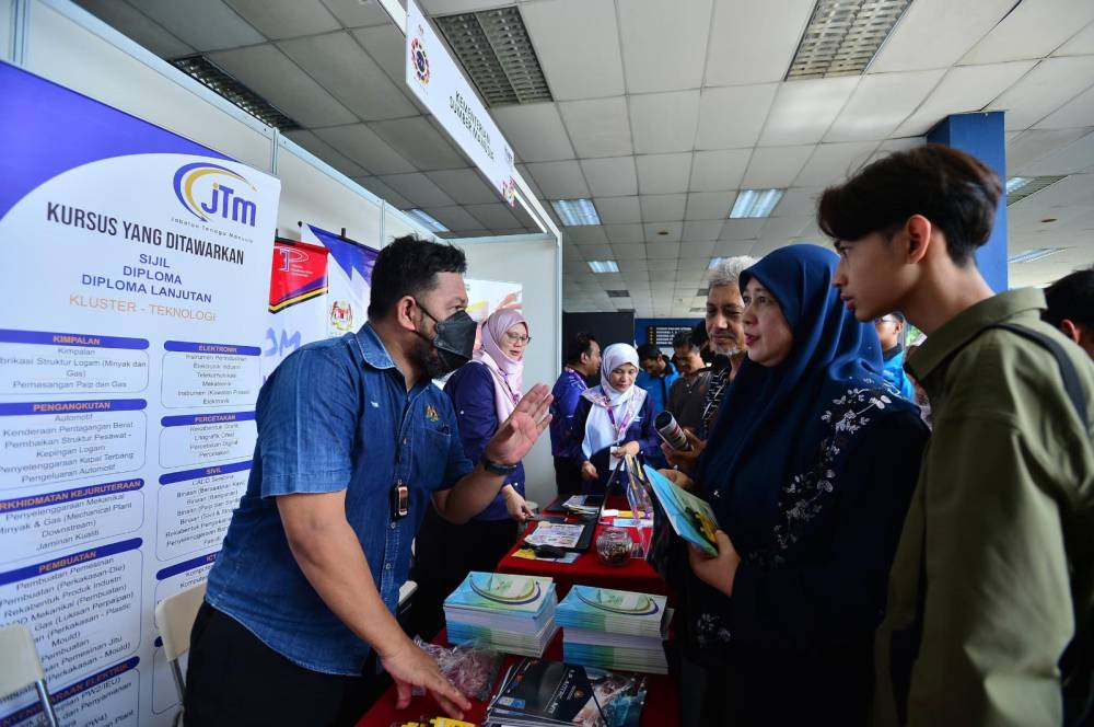 Kementerian Sumber Manusia menyediakan reruai khidmat nasihat kepada orang ramai mengenai peluang kerjaya menerusi agensi-agensinya serta peluang pembiayaan Perbadanan Tabung Pembangunan Kemahiran (PTPK) sempena sambutan HTN 2024.