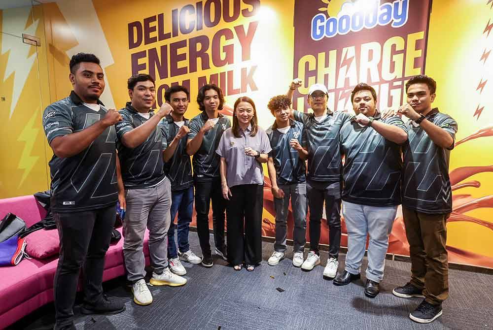 Hannah (tengah) ketika menghadiri majlis penyampaian hadiah kepada pemenang kejohanan e-sukan bagi warga emas, Boomers2Gamers pada Khamis. Foto Bernama