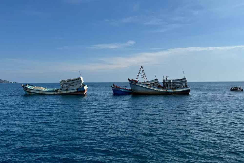 Proses menenggelamkan bot itu dijalankan di sekitar perairan Pulau Kapas. Foto Maritim Terengganu