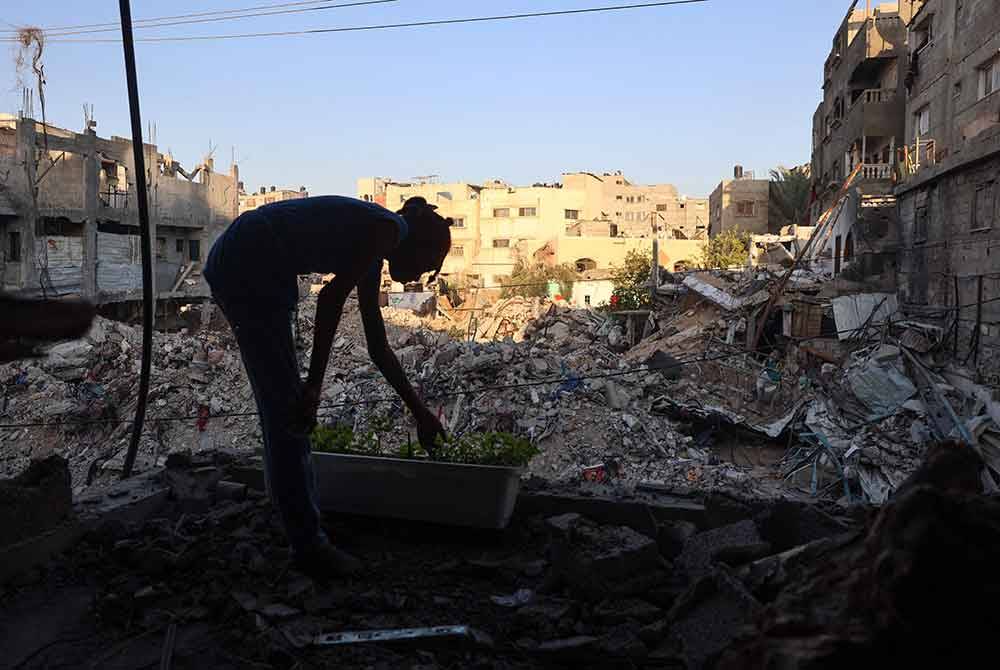 Lebih 330,000 tan sisa telah terkumpul di dalam atau berhampiran kawasan berpenduduk di seluruh Gaza, menimbulkan risiko bencana alam sekitar dan kesihatan. Foto AFP