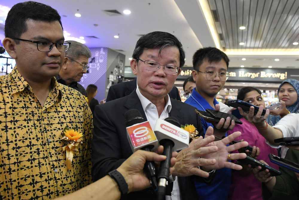 Kon Yeow menjawab pertanyaan media selepas majlis Mydin and Ray Go Solar-Green Energy di Pasaraya Mydin Bertam pada Khamis. Foto Bernama