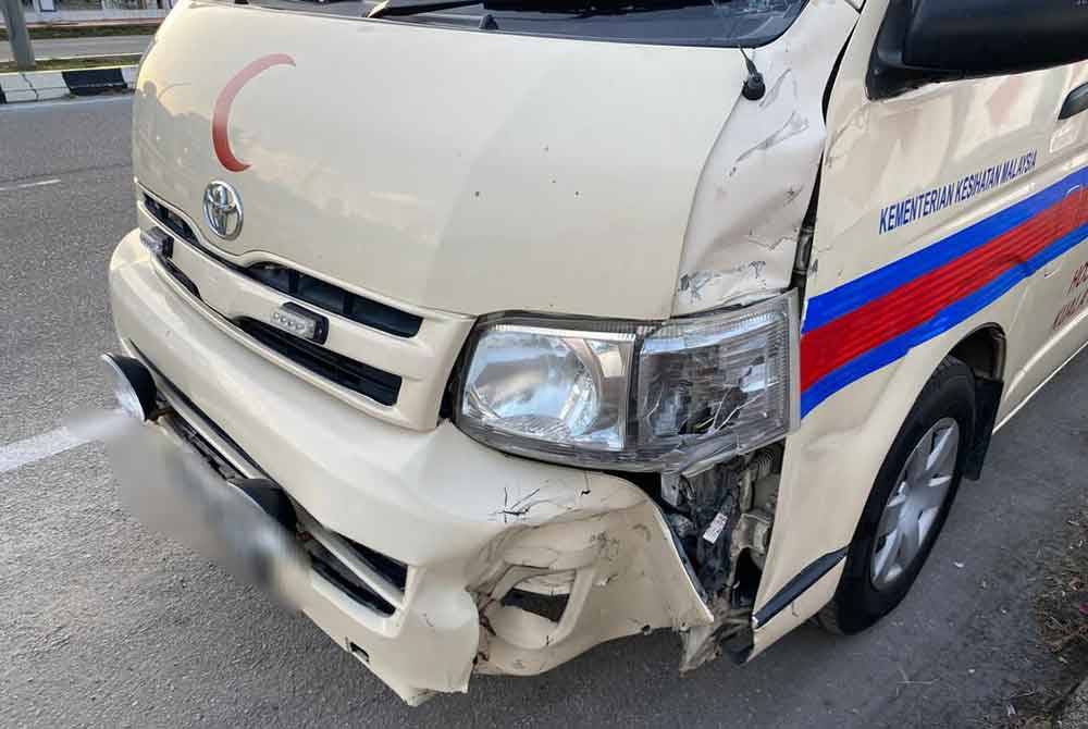 Seorang pelajar UniSZA maut selepas motosikal yang ditunggangnya bertembung dengan sebuah ambulans di hadapan Hospital Sultanah Nur Zahirah pada Rabu. Foto ihsan polis