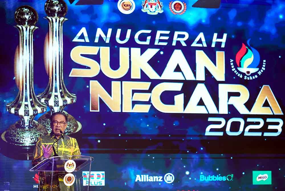 Perdana Menteri Datuk Seri Anwar Ibrahim berucap pada Anugerah Sukan Negara 2023 di Majlis Sukan Negara (MSN) Bukit Jalil malam ini. Foto Bernama