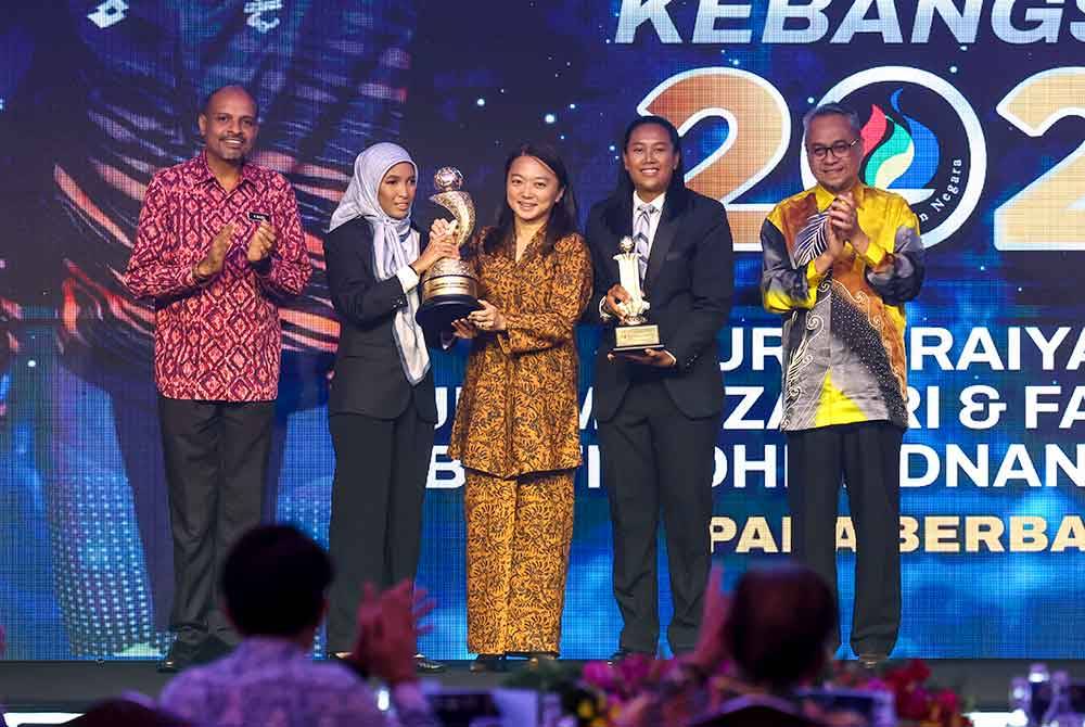 Menteri Belia dan Sukan Hannah Yeoh (tengah) menyampaikan piala kepada atlet Para Berbasikal Negara Nur Suraiya Muhammad Zamri (dua, kiri) dan Farina Shawati Mohd Adnan (dua, kanan) selepas dinobatkan Olahragawati Paralimpik Kebangsaan pada Anugerah Sukan Negara 2023 di Majlis Sukan Negara (MSN) Bukit Jalil malam ini. Foto Bernama