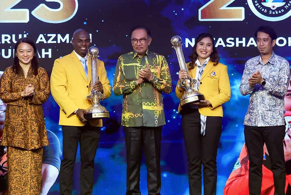 Perdana Menteri Datuk Seri Anwar Ibrahim (tengah) bergambar bersama Olahragawan Kebangsaan Datuk Mohd Syahrul Azman Mahen Abdullah (dua, kiri) dan Olahragawati Kebangsaan Natasha Mohamed Roslan (dua, kanan) pada Anugerah Sukan Negara 2023 di Majlis Sukan Negara (MSN) Bukit Jalil malam ini. Foto Bernama