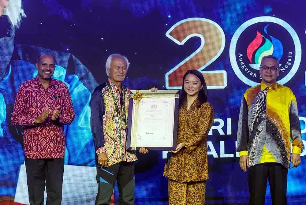 Menteri Belia dan Sukan Hannah Yeoh (dua, kanan) menyampaikan Anugerah Tokoh Sukan kepada Bekas Menteri Belia dan Sukan Tan Sri Mohd Khalid Mohd Yunus (dua, kiri) pada Anugerah Sukan Negara 2023 di Majlis Sukan Negara (MSN) Bukit Jalil malam ini.Foto Bernama