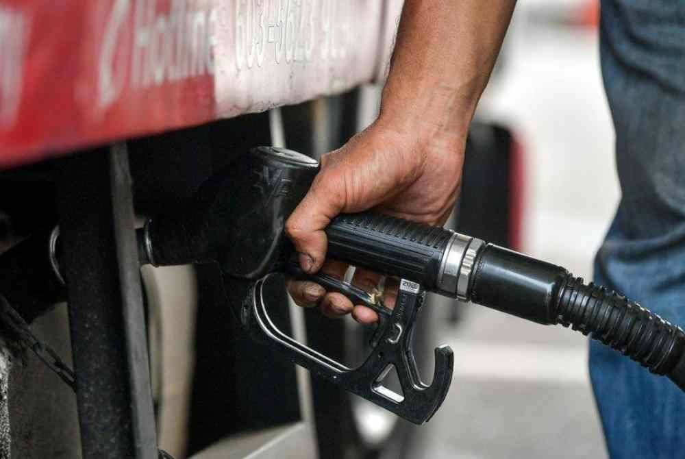 Ahad lalu kerajaan akhirnya menarik semula pemberian subsidi diesel. Foto Bernama