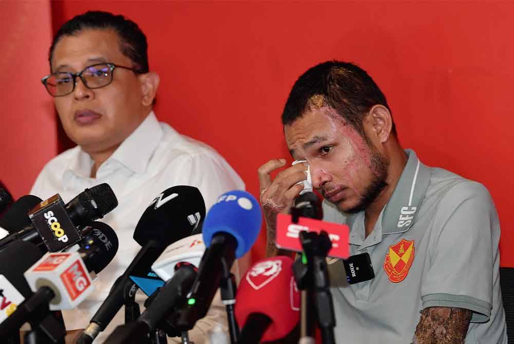 Tonggak utama Selangor FC (SFC) dan Harimau Malaya, Faisal Halim (kanan) membuat penampilan pertama di khalayak umum di Pusat Latihan Selangor FC di sini pada Khamis. Foto Bernama