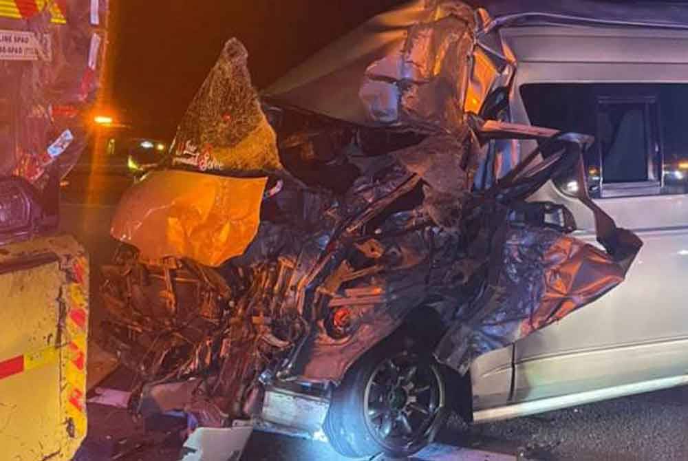 Seorang lelaki warga Thailand maut setelah van yang dinaiki bersama seorang lagi individu dipercayai merempuh bahagian belakang sebuah treler. Foto JPBM Perak