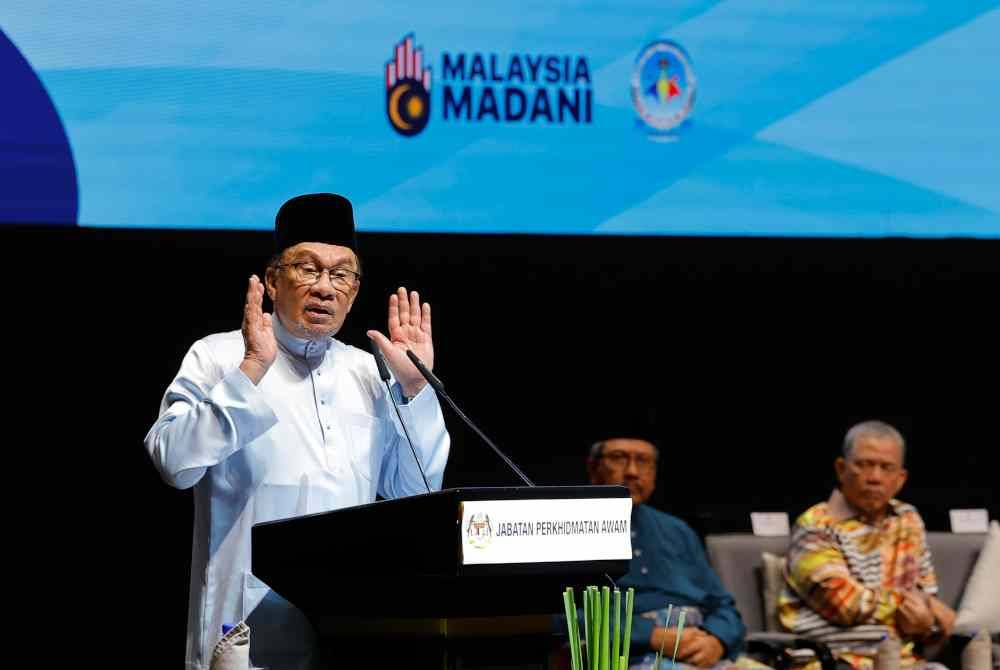 Perdana Menteri, Datuk Seri Anwar Ibrahim menyampaikan ucapan semasa hadir pada Himpunan Aspirasi Madani Rakan Pembimbing Perkhidmatan Awam di Pusat Konvensyen Antarabangsa Putrajaya (PICC) pada Jumaat. Foto Bernama