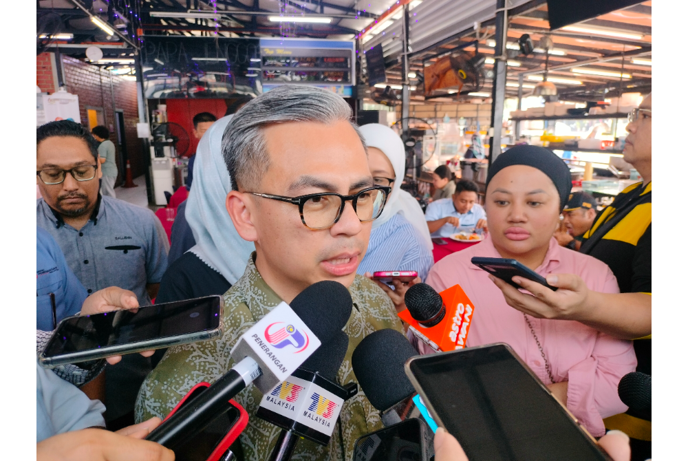 Fahmi pada sidang akhbar selepas Program Sembang Santai bersama Komuniti Madani Parlimen Pulai di sebuah restoran di Taman Desa Rahmat, pada Jumaat.