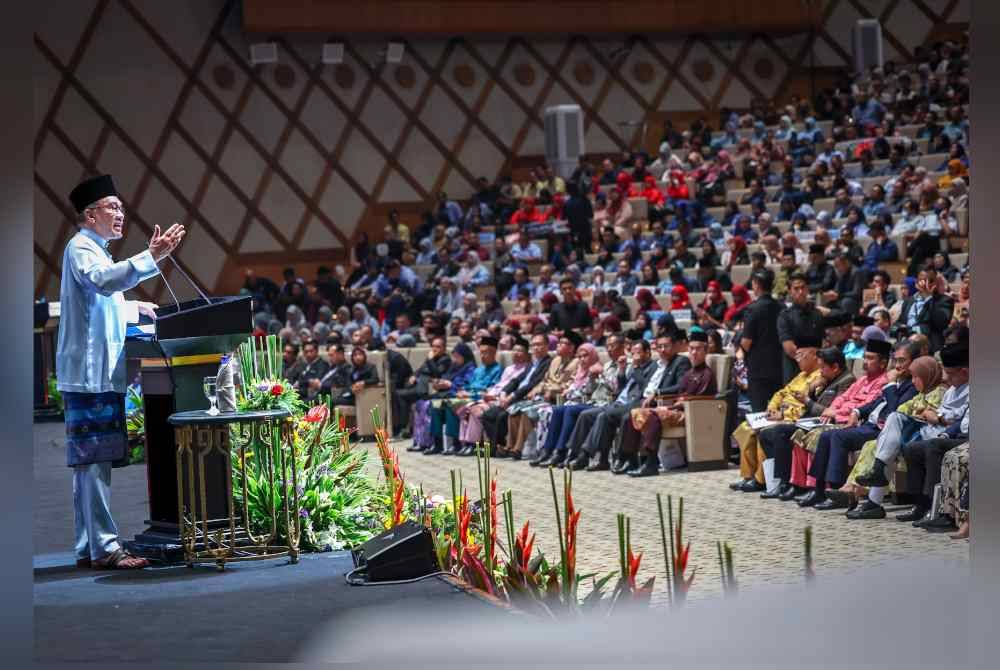 Anwar ketika berucap pada Himpunan Aspirasi Madani Rakan Pembimbing Perkhidmatan Awam (AKRAB) pada Jumaat. Foto Bernama