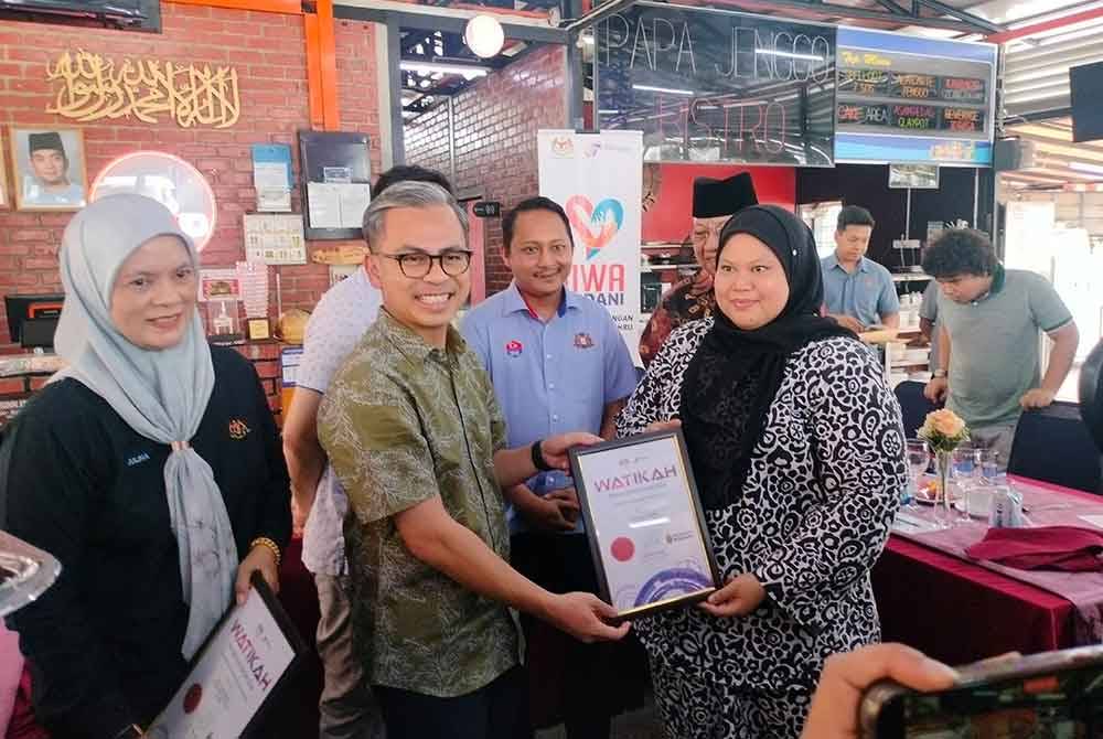 Fahmi (dua dari kiri) pada program Sembang Santai bersama Komuniti Madani Parlimen Pulai, di Taman Desa Rahmat pada Jumaat.