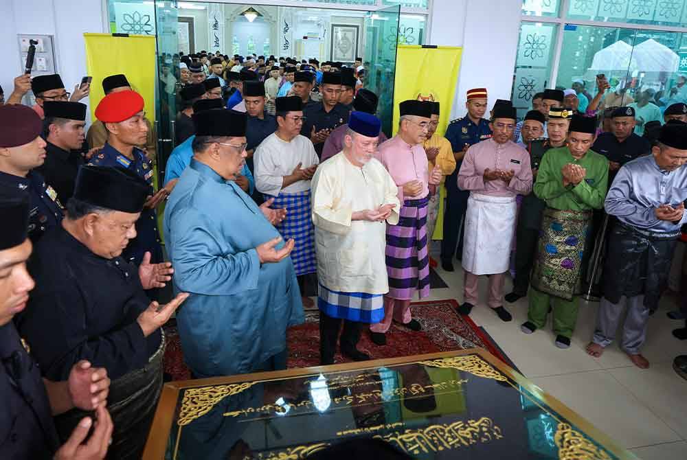 Yang di-Pertuan Agong, Sultan Ibrahim pada Jumaat berkenan berangkat tiba pada majlis Pemasyhuran Masjid Sultan Ibrahim dan Solat Jumaat di Masjid Nur Jannatul Bahri dekat Tanjung Bidara. Foto Bernama