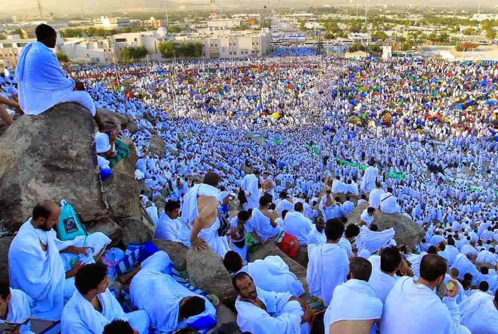 UMAT Islam berhimpun di Padang Arafah bagi menyempurnakan rukun haji iaitu wukuf di Arafah. 