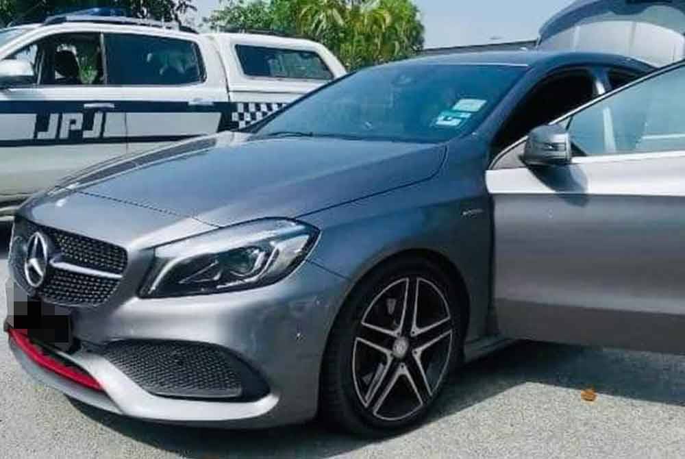 JPJ menyita kereta jenis Mercedes A250 selepas menahan pemandunya yang tiada lesen memandu, di sini, pada Rabu. Foto: JPJ Selangor