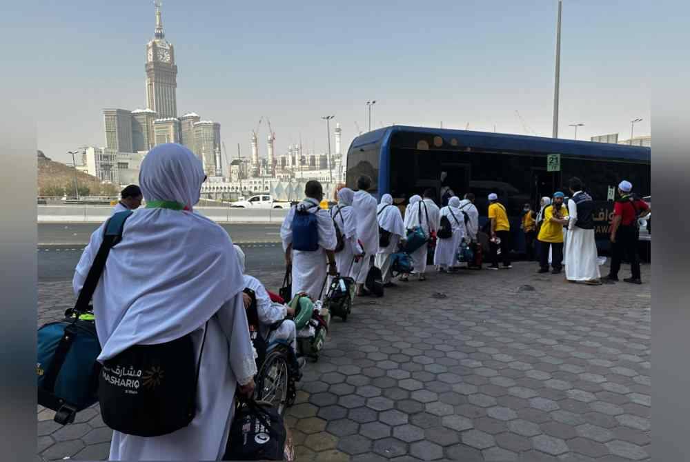 Jemaah haji Maktab 77 sedang menaiki bas untuk ke Arafah.