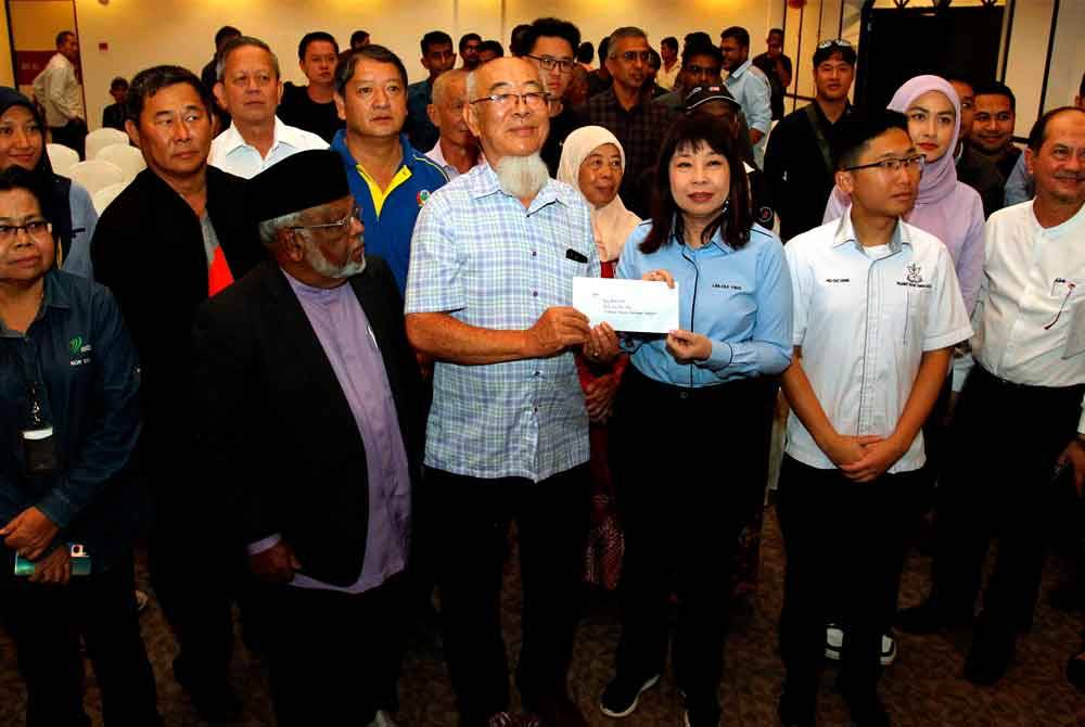 Hui Ying (tiga dari kanan) menerima memorandum daripada Ee Mong (tiga dari kiri) pada Program Sesi Libat Urus bersama Pekebun Cameron Highlands mengenai Budi Madani dan Sistem Kawalan Diesel Bersubsidi (SKDS) 2.0 di Brinchang hari ini. Foto Bernama