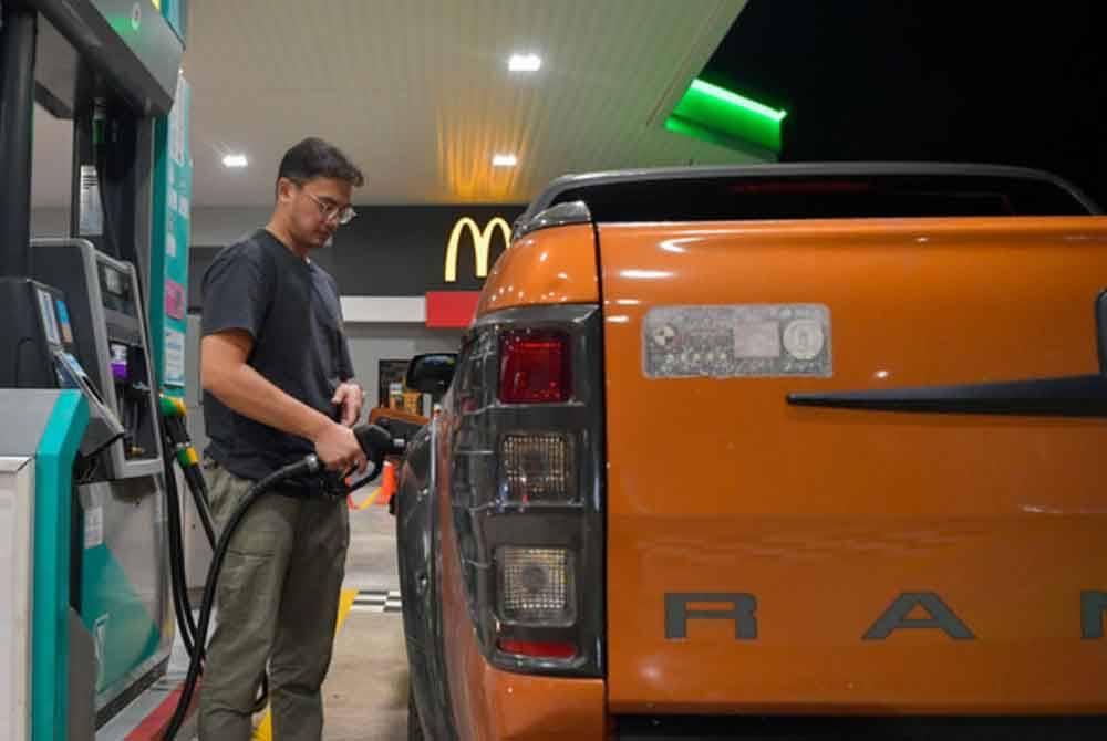 Kementerian Kewangan menguatkuasakan harga runcit diesel di Semenanjung pada paras RM3.35 seliter manakala Sabah, Sarawak dan Labuan kekal dengan harga RM2.15 seliter bagi tempoh 13 hingga 19 Jun 2024. Foto Bernama