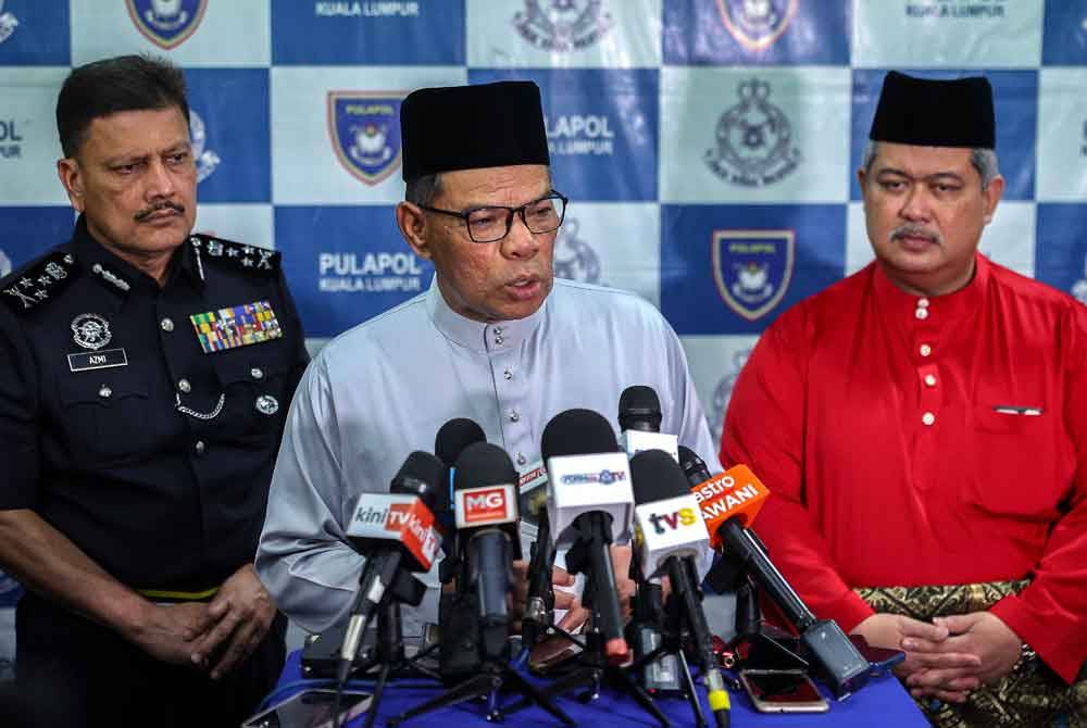 Saifuddin Nasution (tengah) pada sidang media selepas majlis pemakaian pangkat secara medan dan posthumous di Pusat Latihan Polis Kuala Lumpur, pada Jumaat. Foto Bernama