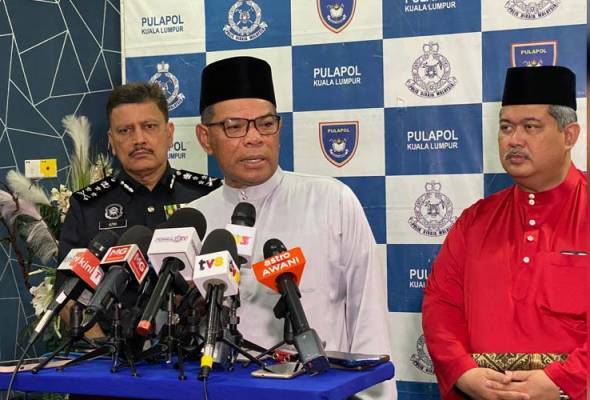 Saifuddin pada sidang media selepas majlis pemakaian pangkat secara medan dan posthumous di Pusat Latihan Polis Kuala Lumpur pada Jumaat. Foto Astro AWANI