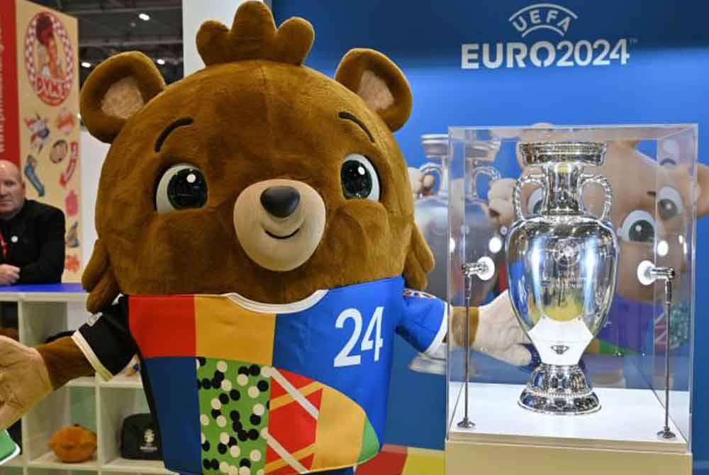 Maskot Albart bersama trofi yang menjadi rebutan dalam saingan Euro 2024 di Jerman. Foto Agensi