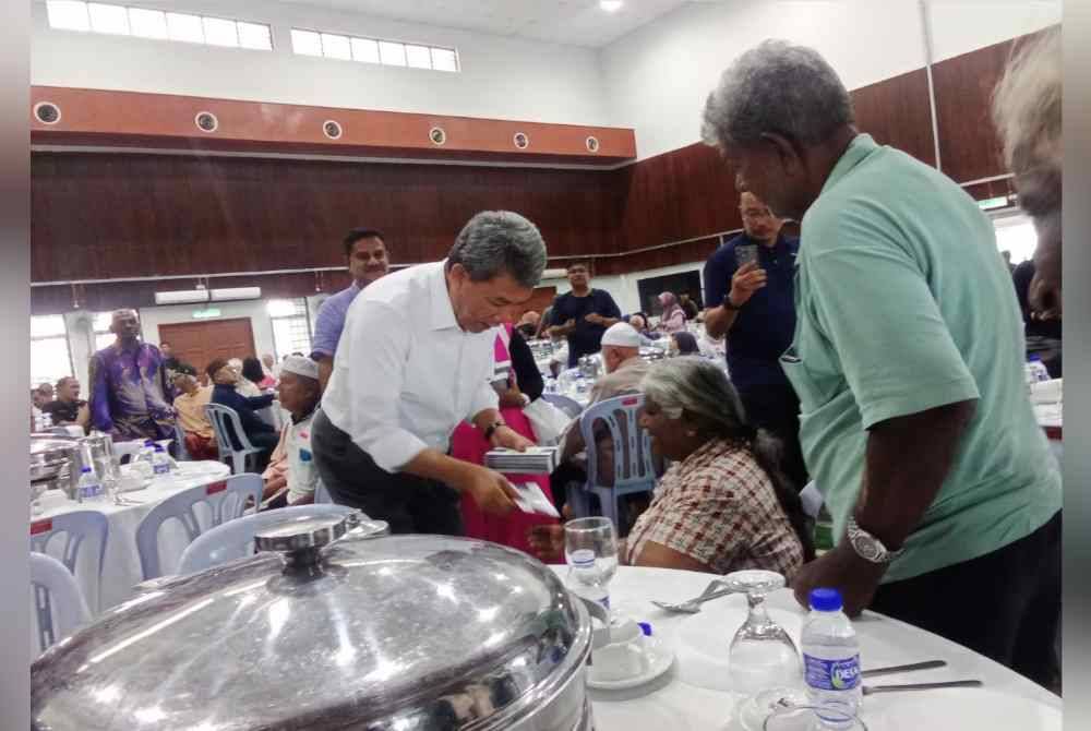 Mohamad ketika menyampaikan sumbangan berkenaan pada Jumaat.