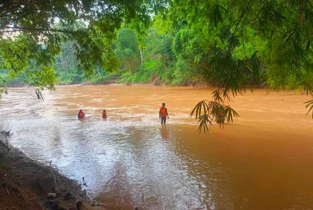 Seorang kanak-kanak perempuan Orang Asli berusia tujuh tahun dikhuatiri lemas semasa mandi manda bersama ahli keluarga di Sungai Nenggiri, Kampung Setawar, Kuala Betis di Gua Musang pada Jumaat.