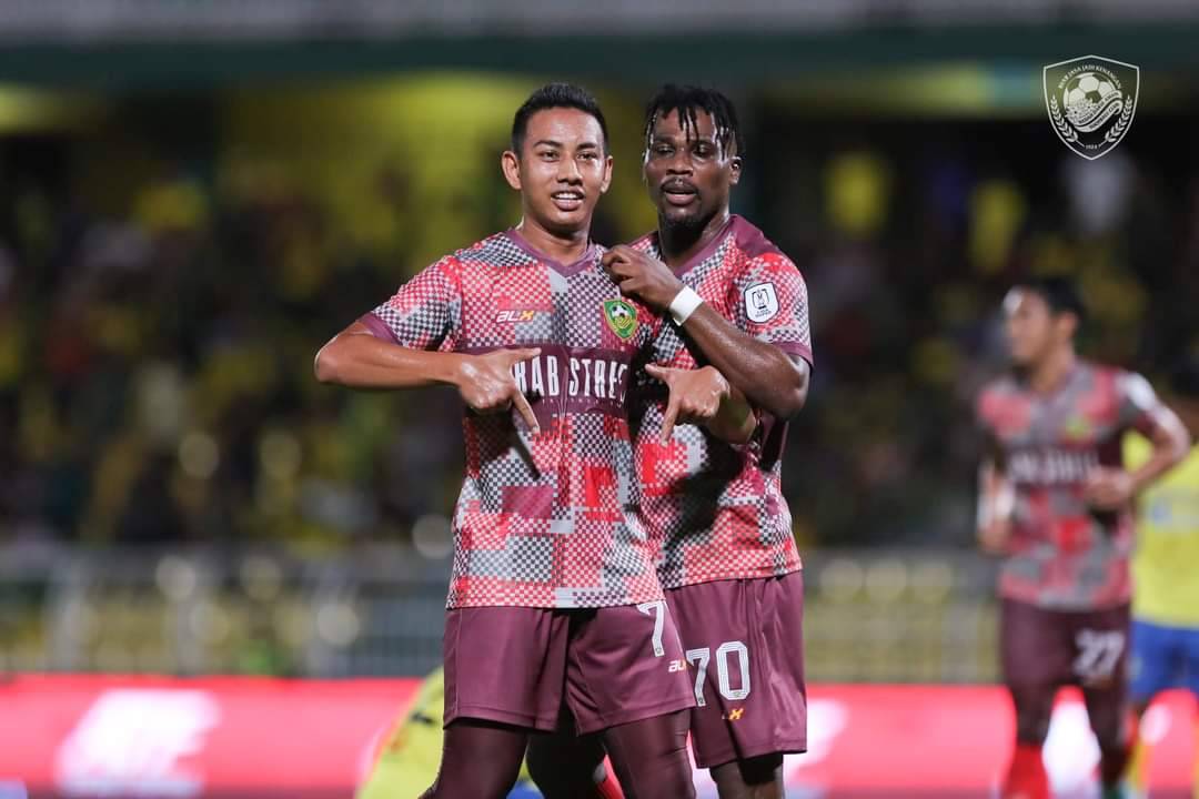 Ebenezer (kanan) meledakkan hatrik manakala Amirul Hisham satu jaringan membantu KDA FC menewaskan BTFC di Alor Setar pada malam Jumaat. FOTO KDA FC