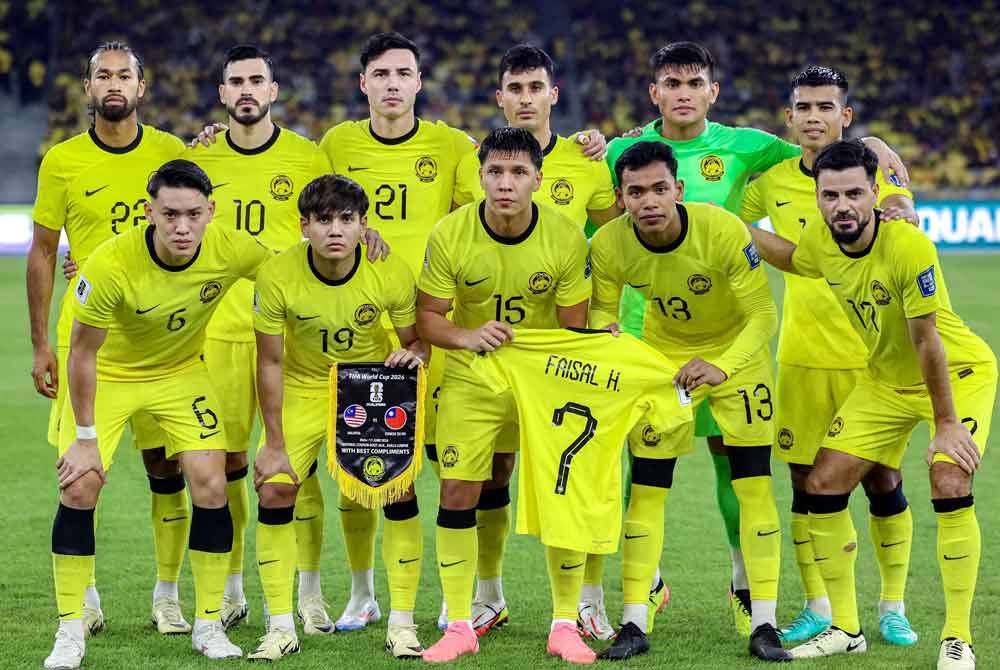 Pemain Harimau Malaya memegang jersi Faisal Halim sebagai tanda solidariti. Foto Bernama