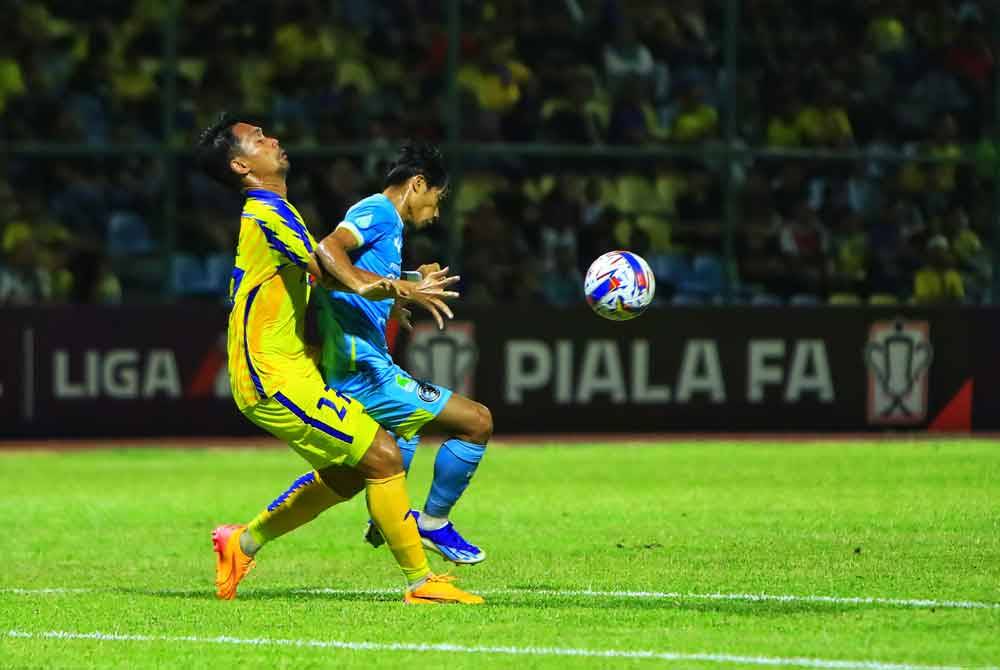 Perebutan bola antara kedua-dua pasukan dalam aksi pusingan 16 Piala FA di Stadium MPT, malam ini. Foto Ihsan Gawang.my