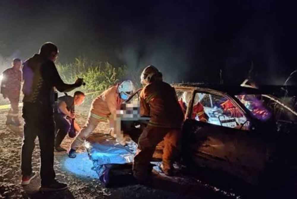 Seorang lelaki ditemukan rentung di tempat duduk pemandu sebuah kereta yang terbakar di jalan masuk sebuah ladang kelapa sawit di Suai, Niah. Foto bomba Sarawak