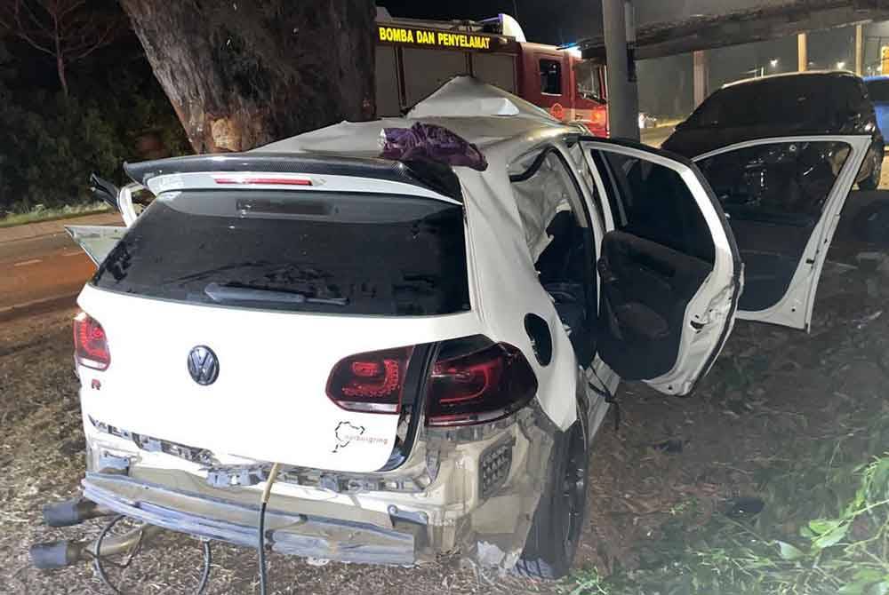 Kereta yang dinaiki mangsa remuk akibat kemalangan itu. Foto polis