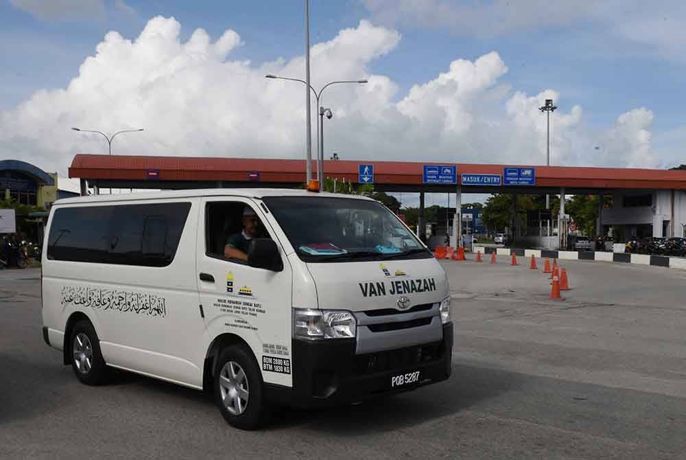 Kenderaan yang membawa jenazah Allahyarham Zulkifli keluar meninggalkan Kompleks Kargo Udara Bayan Lepas untuk ke kampung halamannya di Taiping, Perak bagi urusan pengebumian pada Sabtu. Foto Bernama