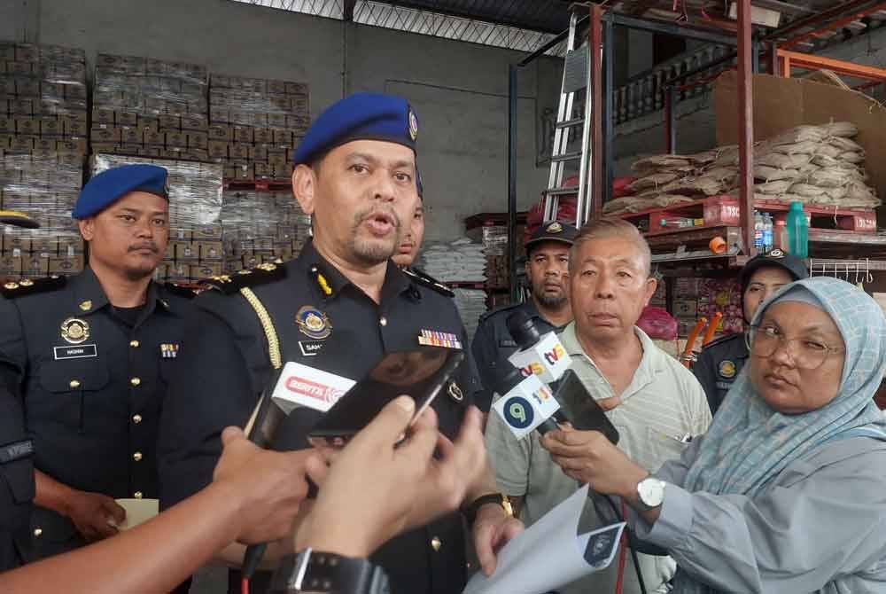 Saharuddin ketika sidang akhbar.