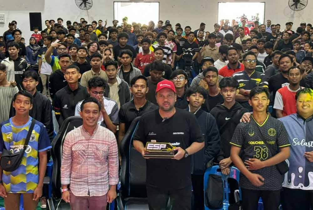 Iskandar Dzulkarnain (tengah) menghadiri program Esports Piala Iskandar Dzulkarnain di Dewan Chandan Puteri, Kuala Kangsar pada Sabtu.