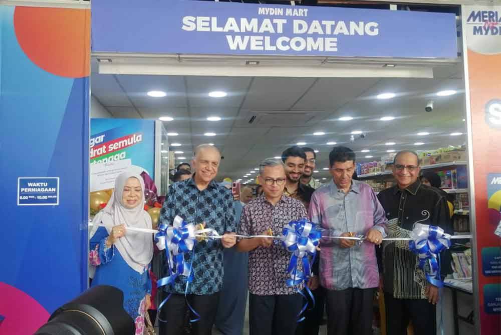 Fahmi (tiga dari kiri) memotong riben sebagai simbolik pembukaan Mydin Mart Pantai Dalam.