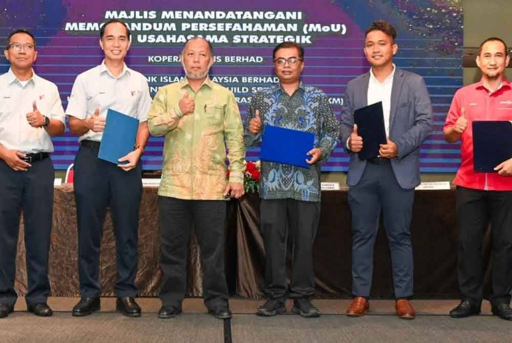 Majlis Menandatangani Memorandum Persefahaman dan Usahasama Strategik disaksikan oleh Zahir (tiga dari kiri).