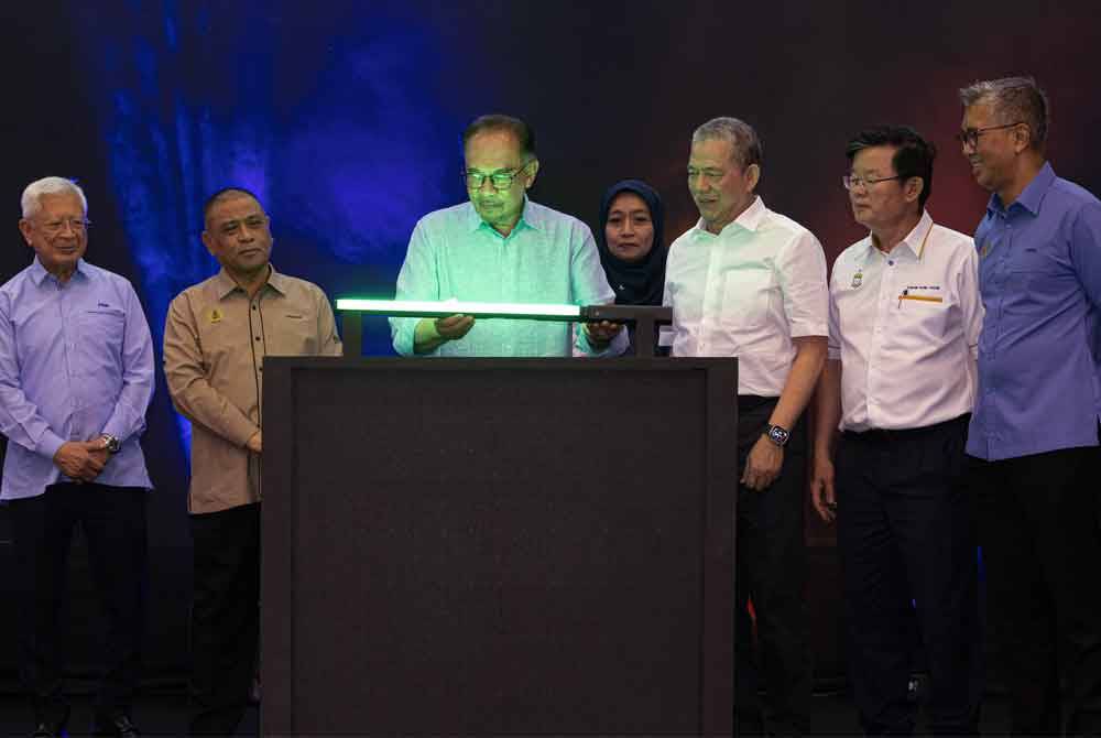 Anwar menyempurnakan Majlis Peluncuran Pelan Induk Kerian Integrated Green Industrial Park (KIGIP) di Dewan Zainal Abidin Zin, pada Sabtu. Turut hadir, Timbalan Perdana Menteri merangkap Menteri Peralihan Tenaga dan Transformasi Air, Datuk Seri Fadillah Yusof (tiga dari kanan); Menteri Pelaburan, Perdagangan dan Industri Tengku Datuk Seri Zafrul Tengku Abdul Aziz (kanan); Menteri Besar, Datuk Seri Saarani Mohamad (dua dari kiri) dan Ketua Menteri Pulau Pinang, Chow Kon Yeow (dua dari kanan). Foto Bernama